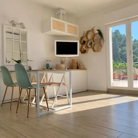 Attico Vista Mare Ad Apartment *
